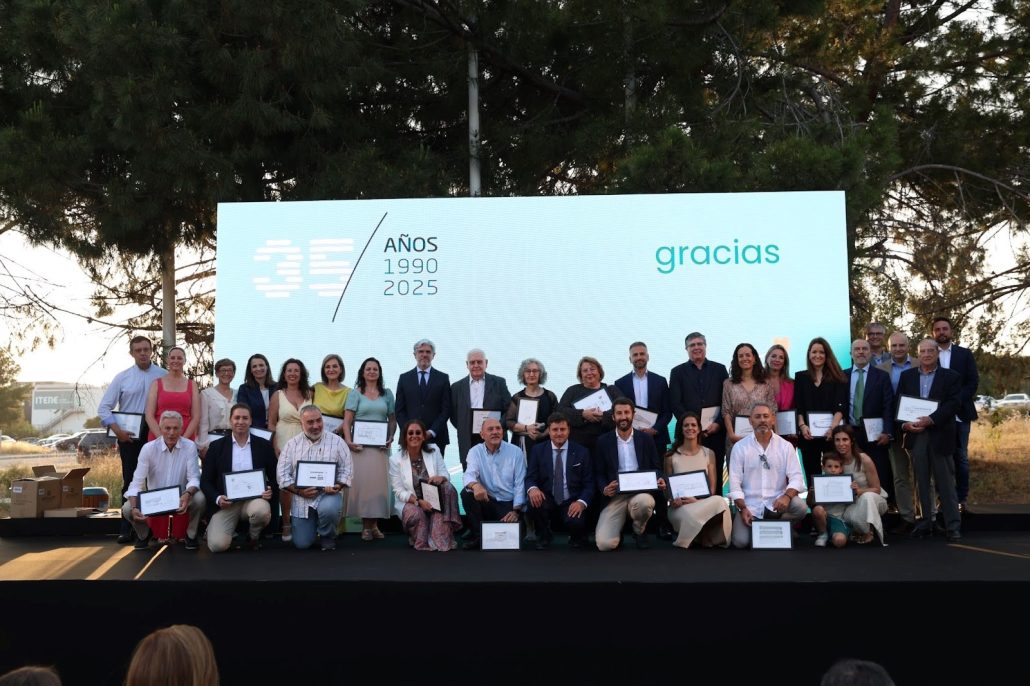 Foto de familia de las entidades distinguidas en el acto del 35 aniversario.
