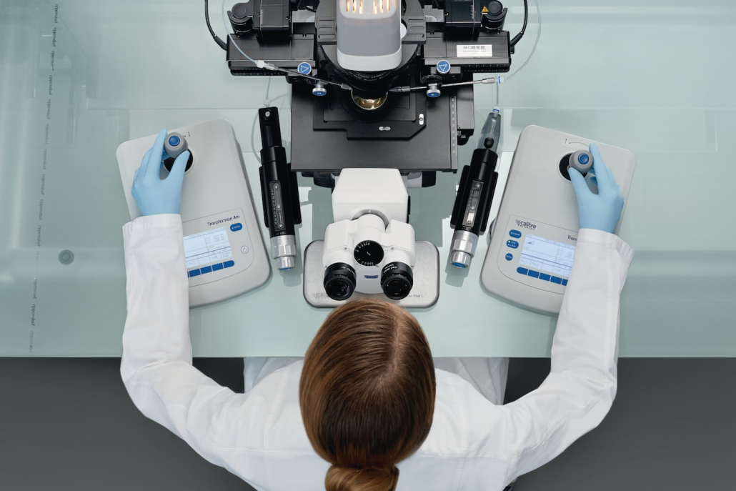 Configuración recomendada de laboratorio para FIV, ICSI e IMSI con microscopía Zeiss y micromanipulación Biozol