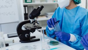 ¿Qué reactivos de laboratorio son esenciales para biología molecular y microbiología?